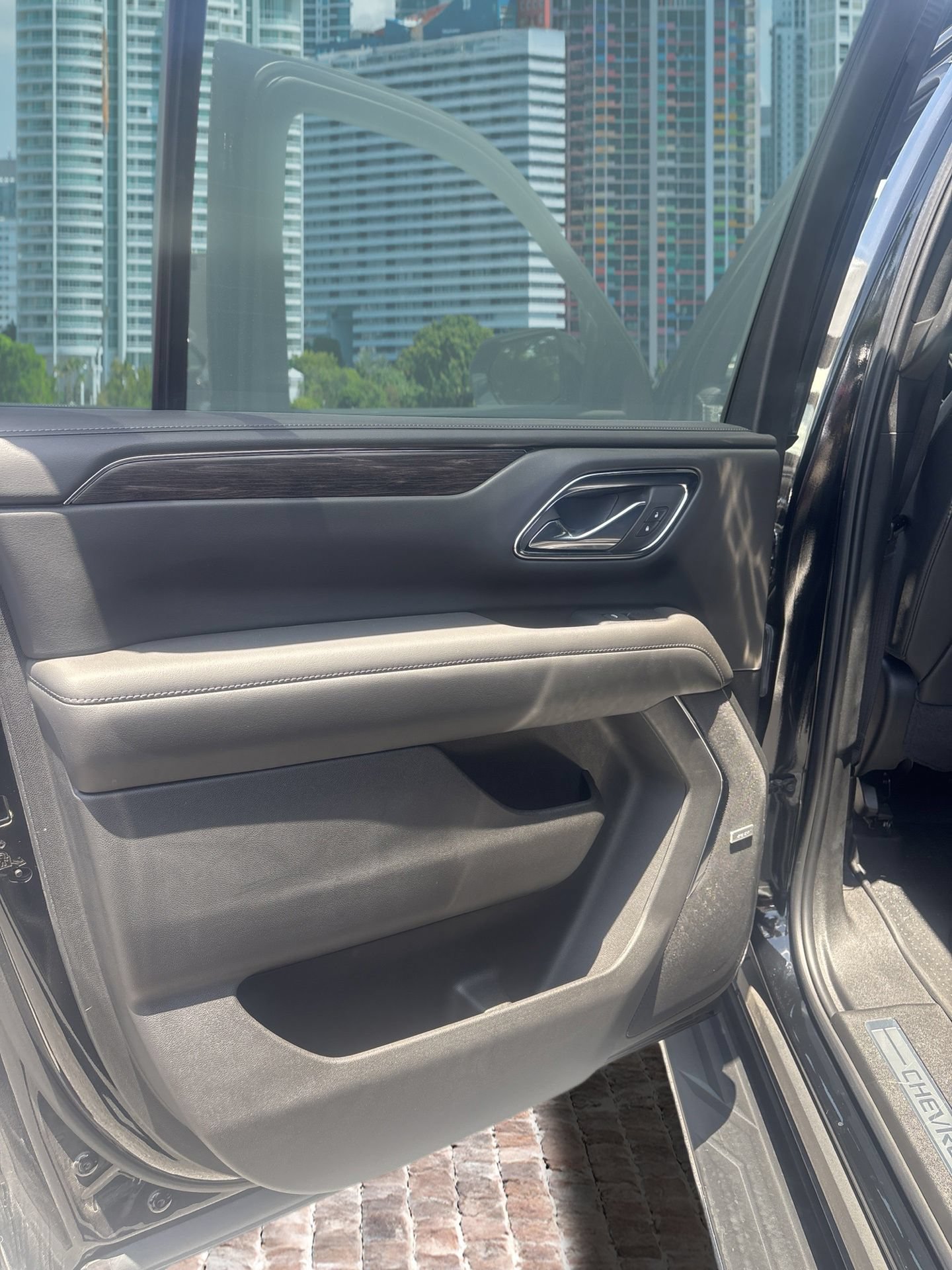 Used 2024 Chevrolet Suburban LT RWD image 9