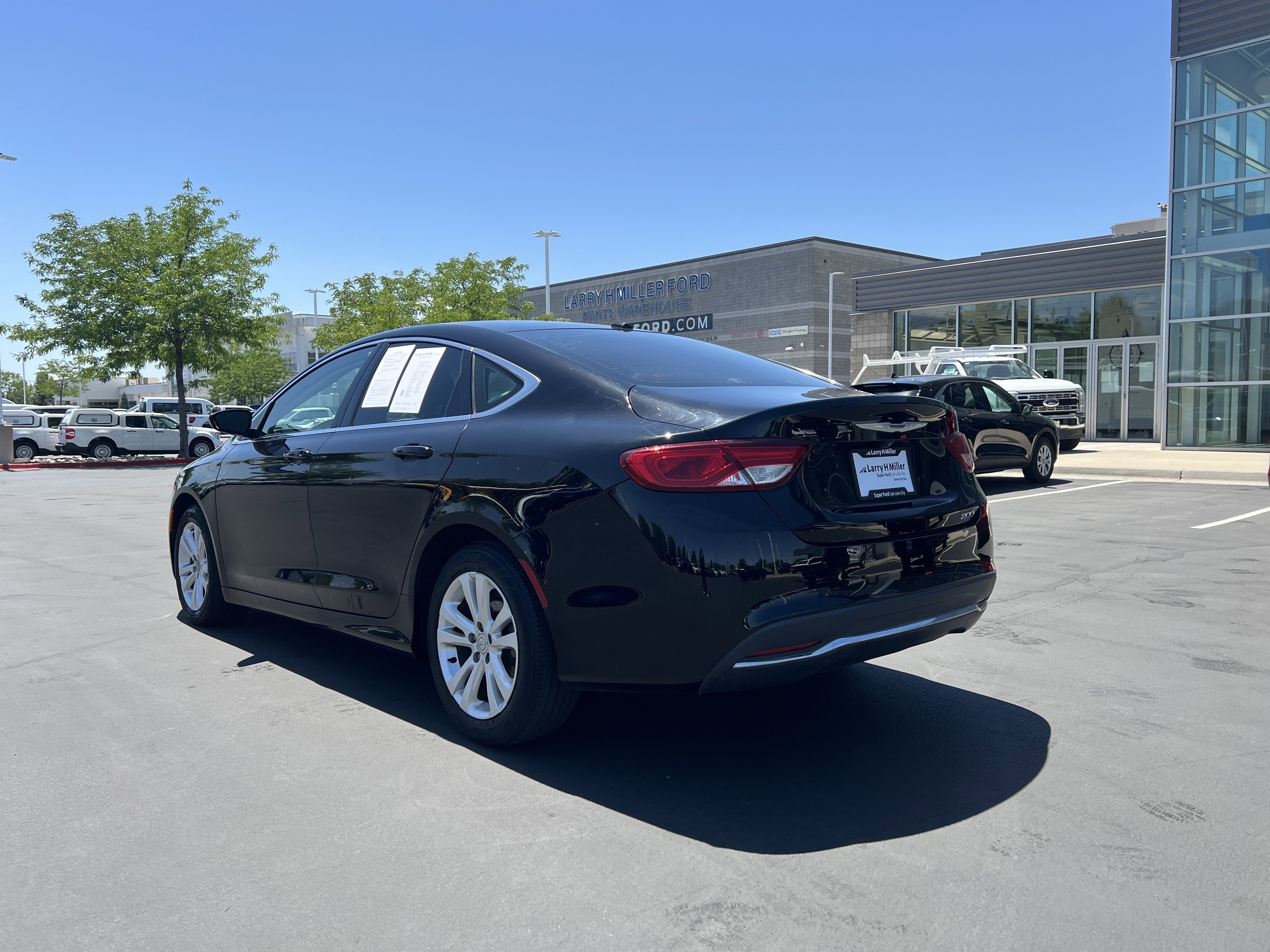 Used 2015 Chrysler 200 Limited w/ Convenience Group FWD image 3
