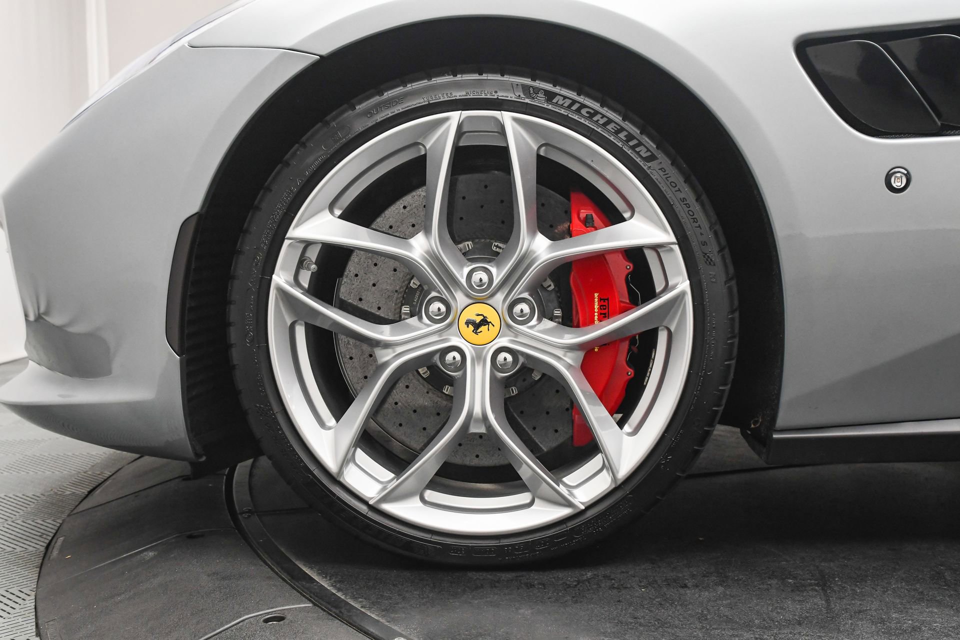 Used 2018 Ferrari GTC4Lusso T image 35