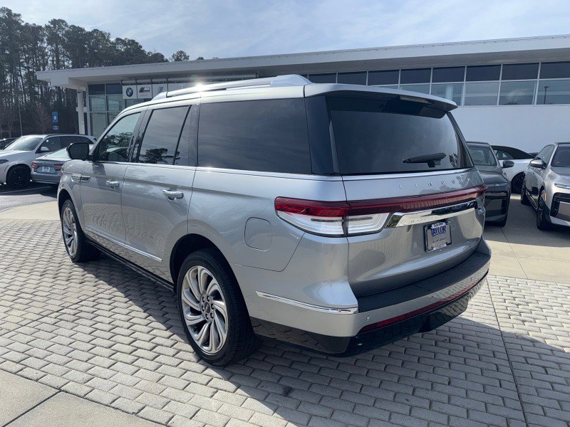 Used 2022 Lincoln Navigator Reserve image 3