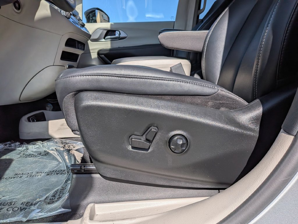 Used 2024 Chrysler Pacifica Touring-L FWD image 13