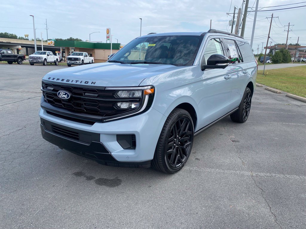 New 2027 Ford Expedition Platinum w/ Stealth Performance Package AWD/4WD image 3