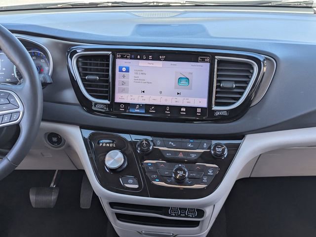 Used 2023 Chrysler Pacifica Touring-L FWD image 16