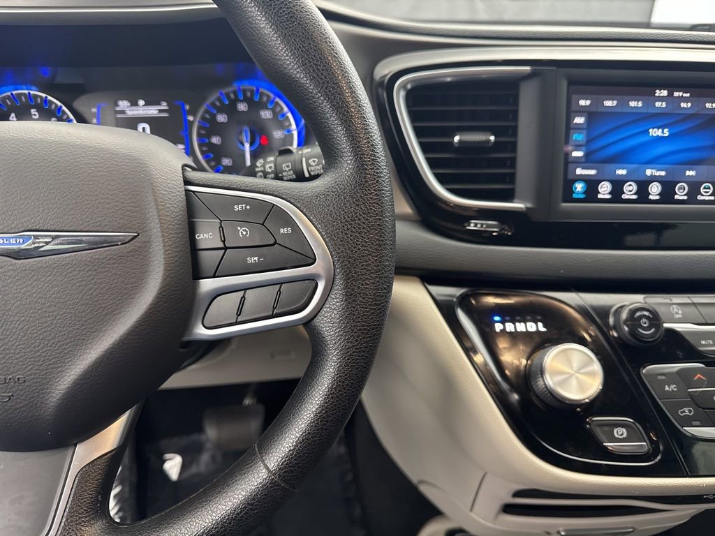 Used 2020 Chrysler Pacifica Touring image 29