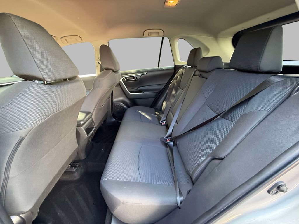 Used 2021 Toyota RAV4 LE AWD/4WD image 18