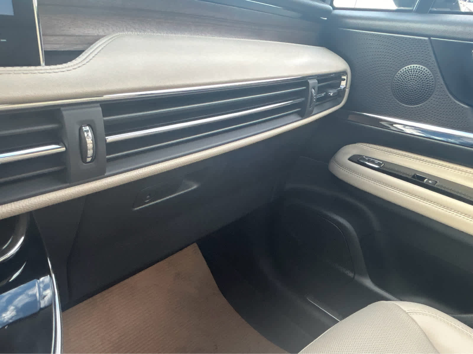 Used 2025 Lincoln Corsair Grand Touring image 55