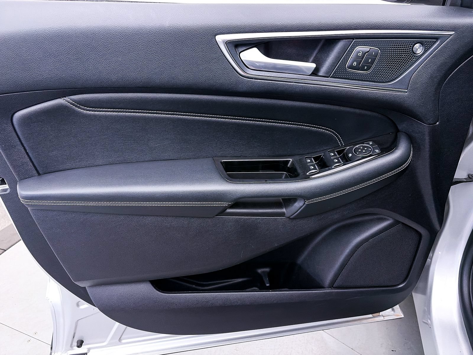 Used 2019 Ford Edge Titanium FWD image 16