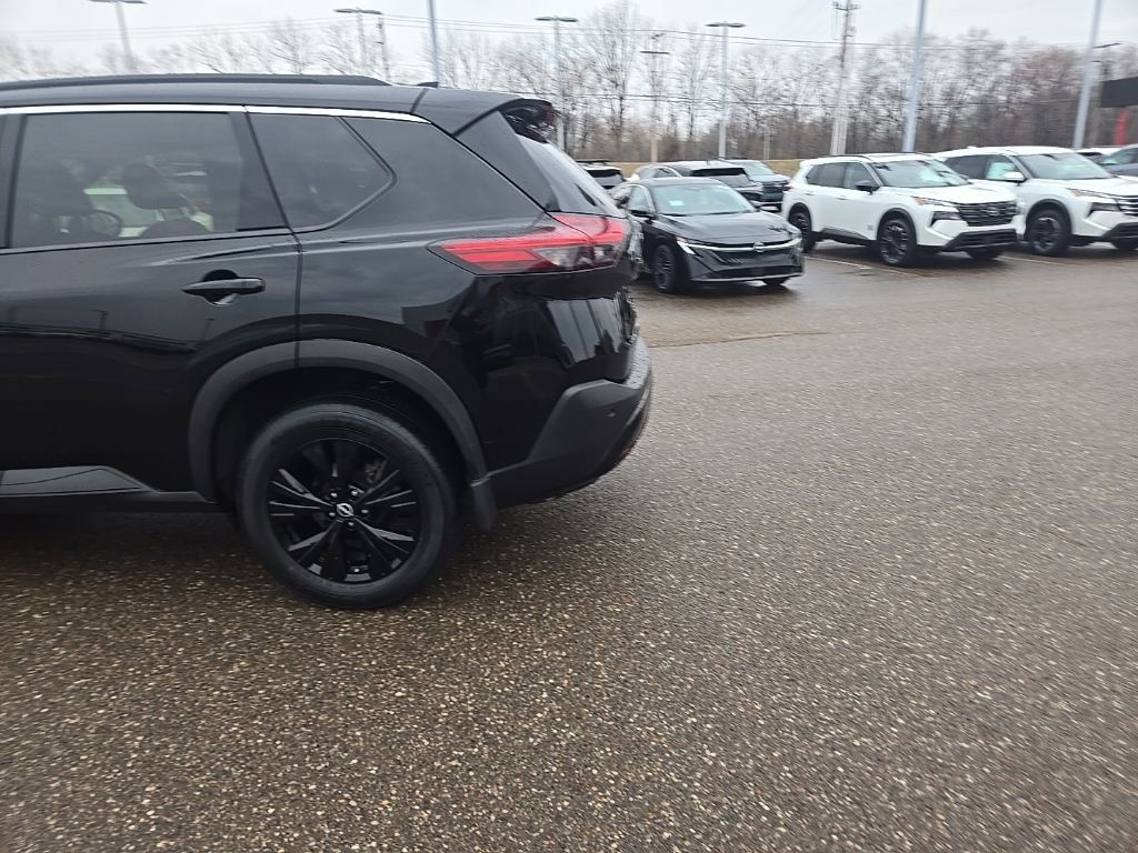 Used 2023 Nissan Rogue SV w/ SV Premium B Package image 5