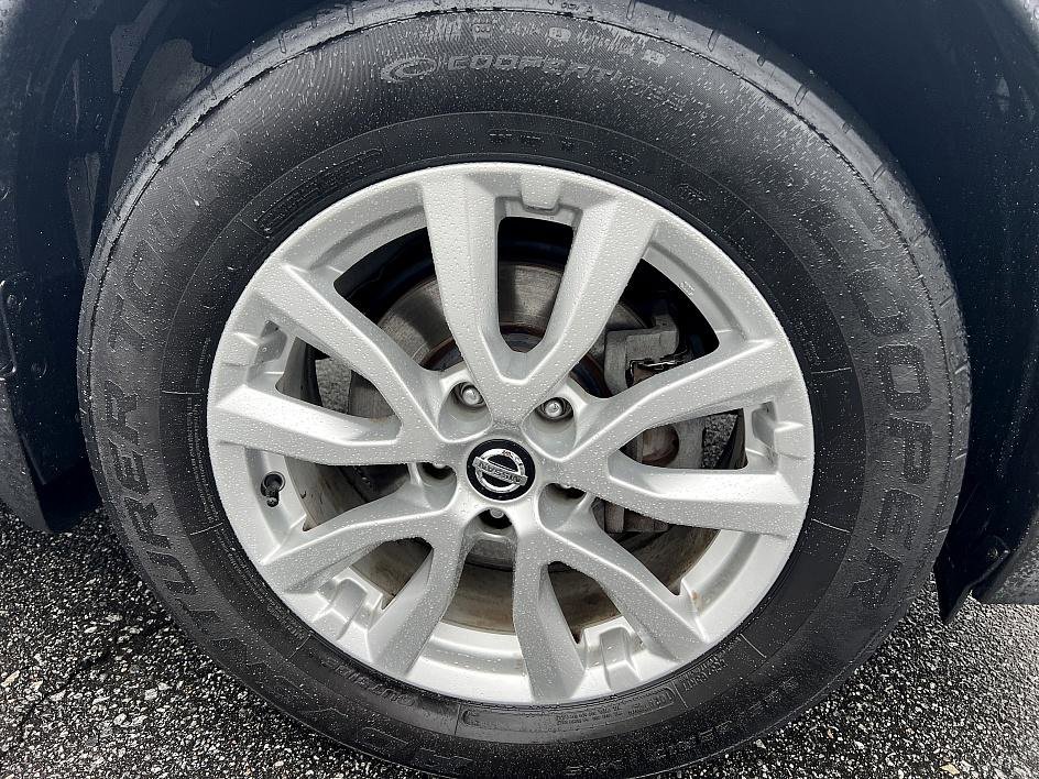 Used 2017 Nissan Rogue SV image 12