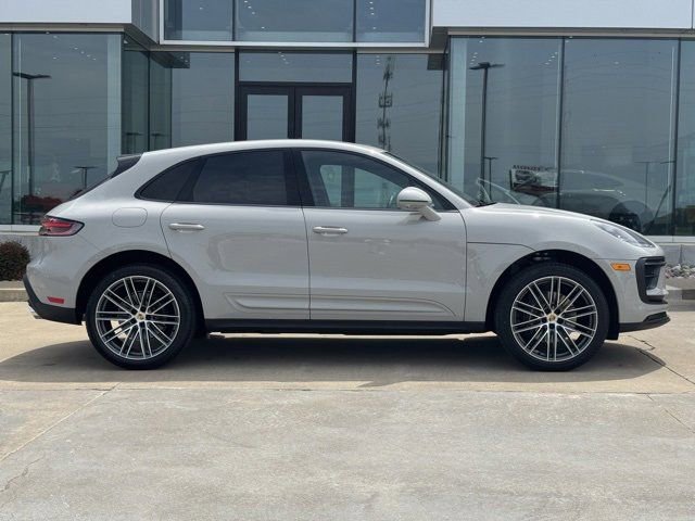 Certified 2025 Porsche Macan AWD/4WD image 8