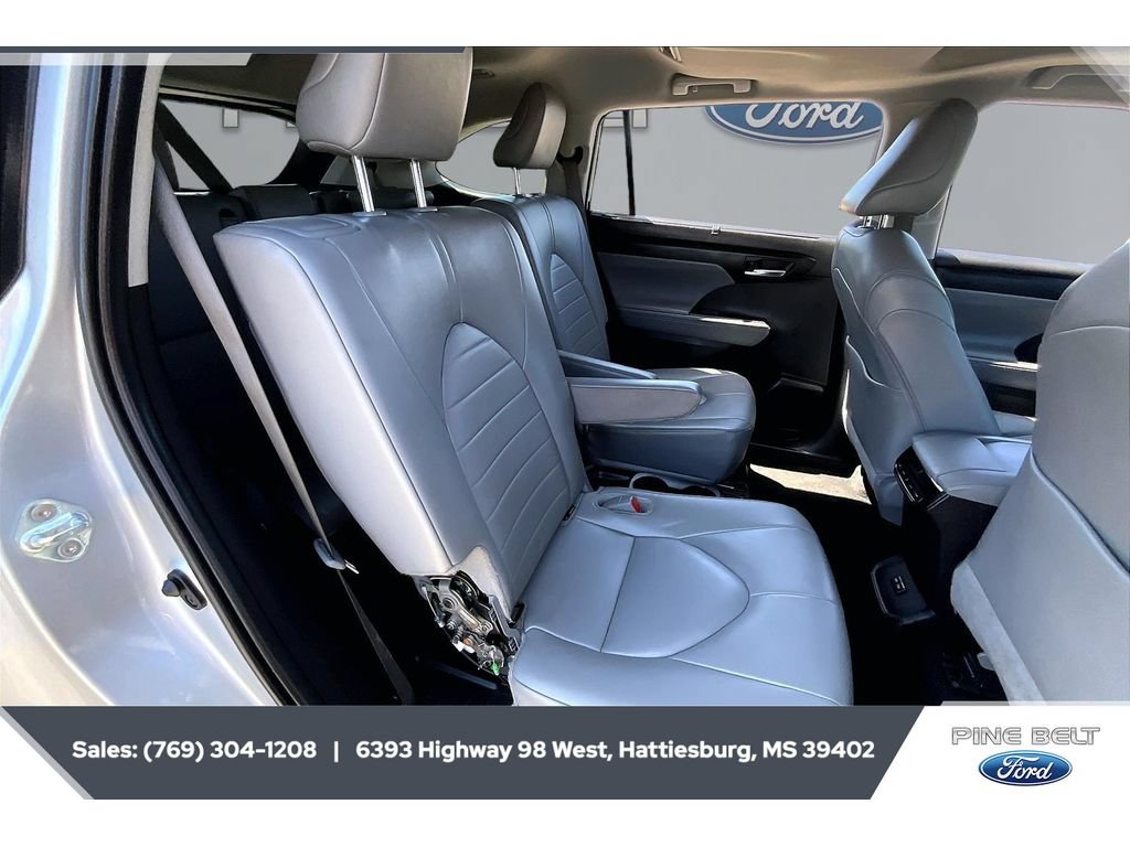 Used 2024 Toyota Highlander XLE AWD/4WD image 20