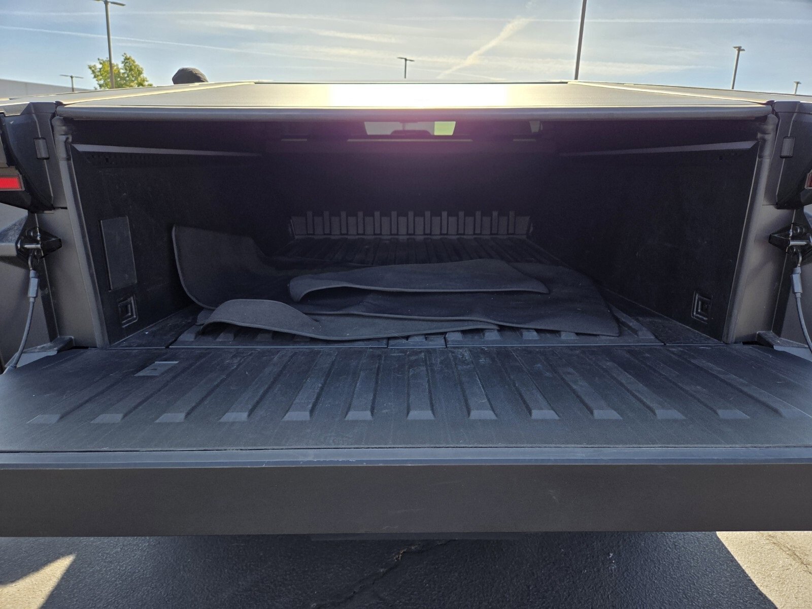 Used 2025 Tesla Cybertruck AWD Crew Cab image 13