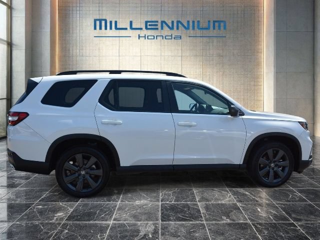 Used 2025 Honda Pilot Sport image 5