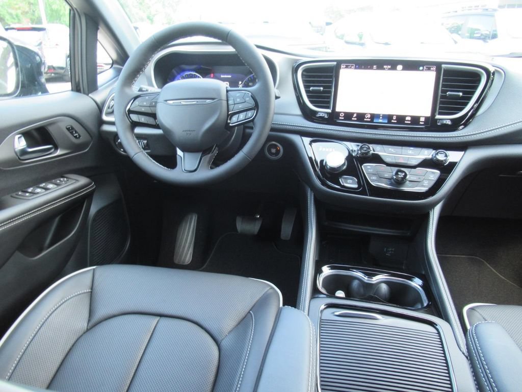 New 2027 Chrysler Pacifica Limited FWD image 13