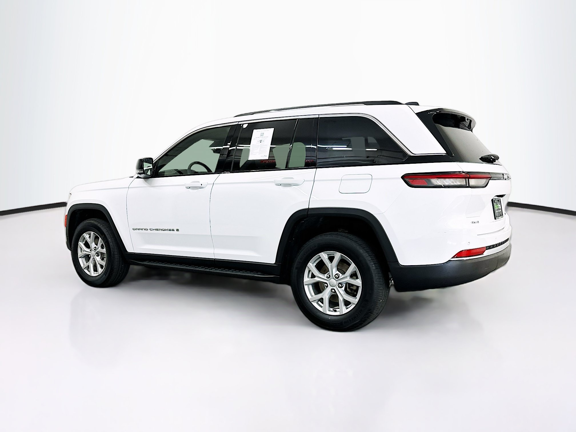 Used 2023 Jeep Grand Cherokee Limited w/ Luxury Tech Group II AWD/4WD image 5