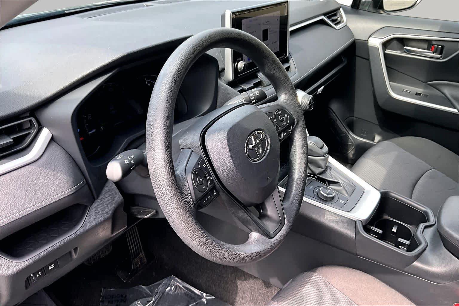 Used 2025 Toyota RAV4 XLE AWD/4WD image 17