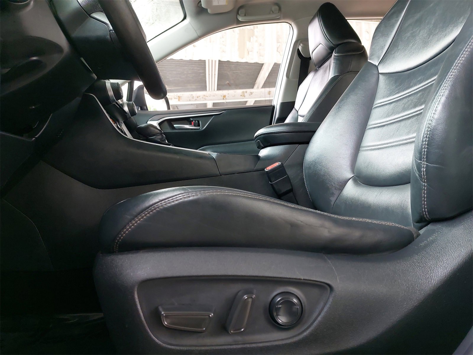 Used 2021 Toyota RAV4 XLE Premium image 28