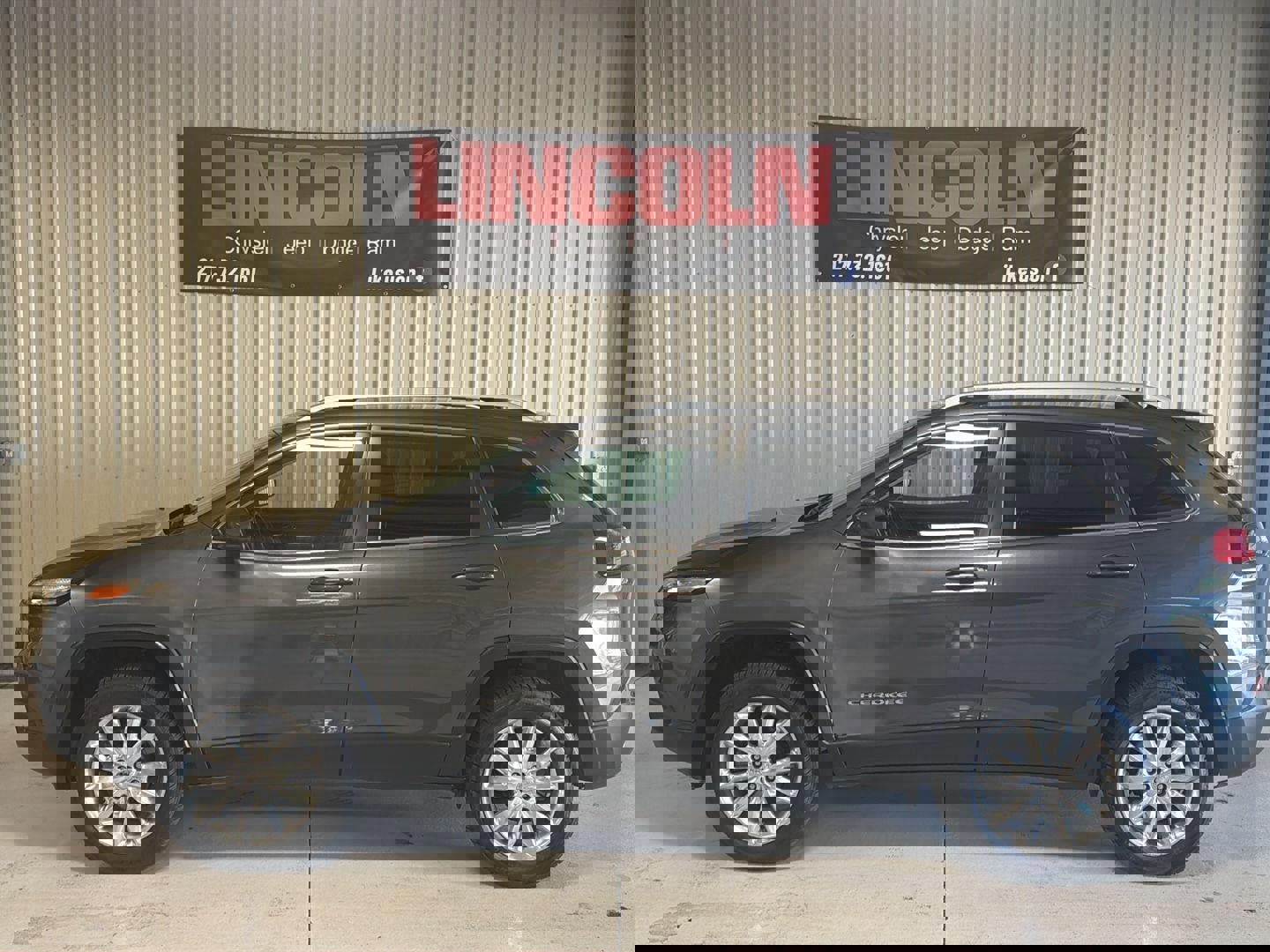 Used 2017 Jeep Cherokee Limited image 2