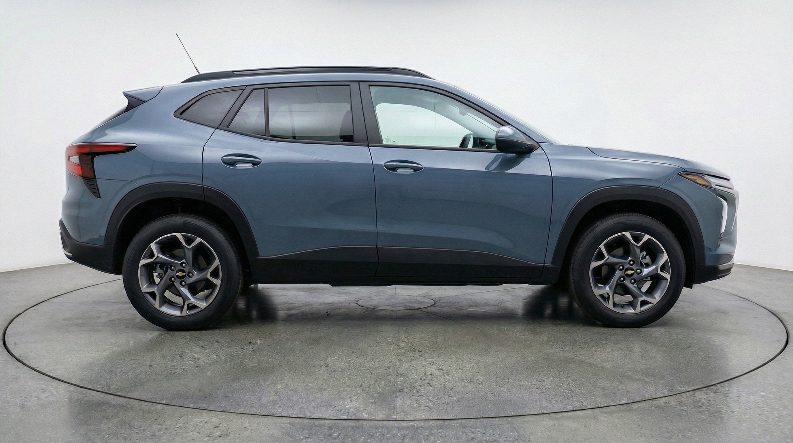 Used 2025 Chevrolet Trax LT FWD image 11