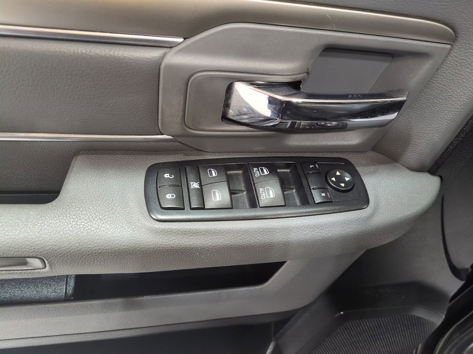 Used 2017 RAM 1500 Classic SLT AWD/4WD image 16