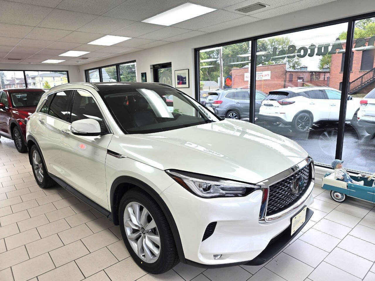 Used 2021 INFINITI QX50 Luxe w/ Cargo Package image 3