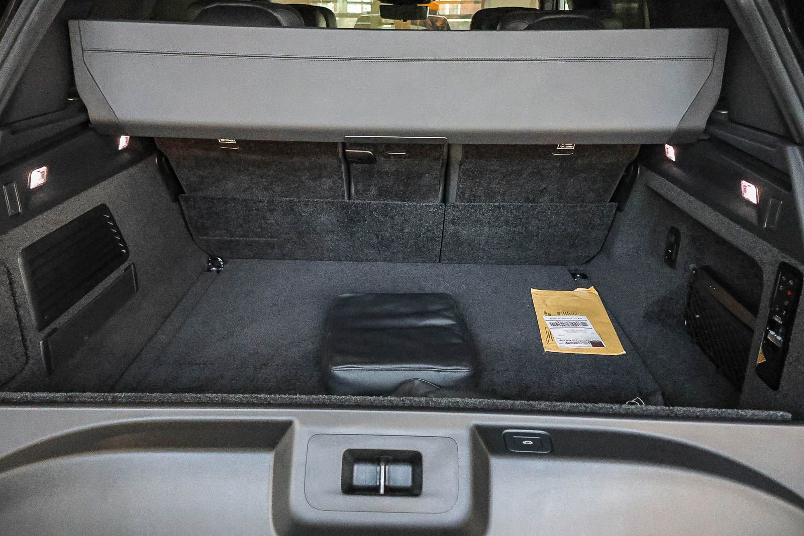 Used 2024 Land Rover Range Rover SV image 40