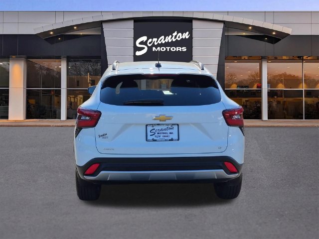Certified 2025 Chevrolet Trax LT w/ Driver Confidence Package FWD image 4