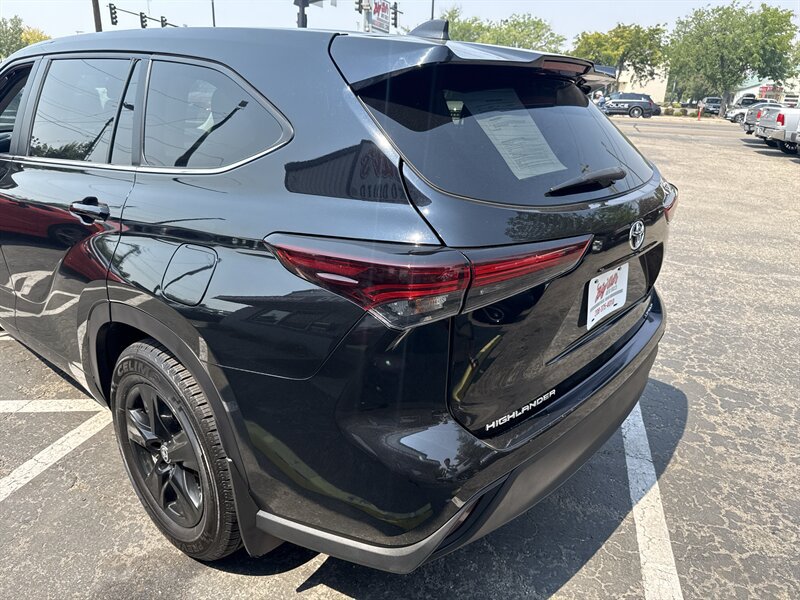 Used 2024 Toyota Highlander LE AWD/4WD image 7
