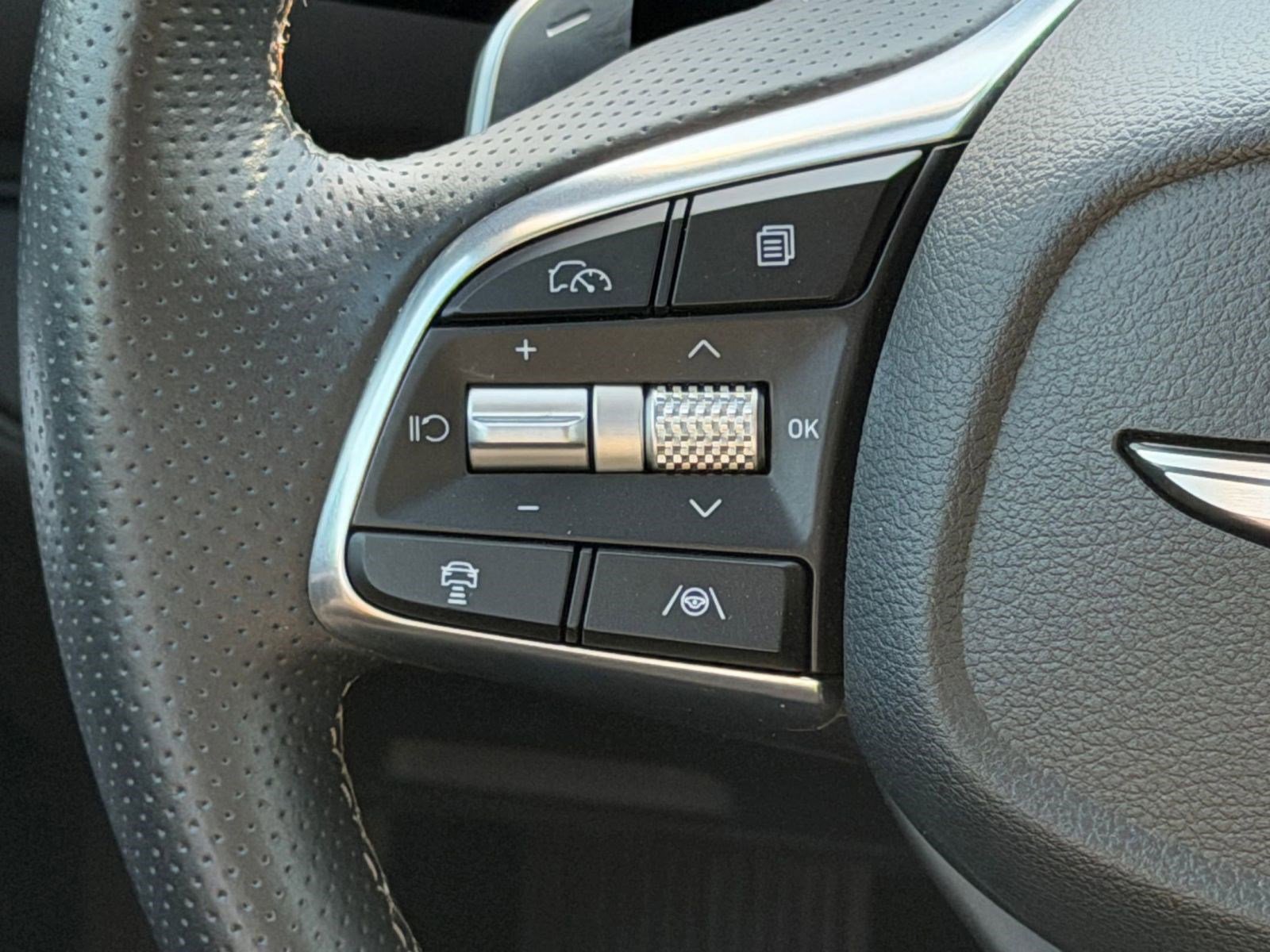 Used 2025 Genesis G70 2.5T image 15