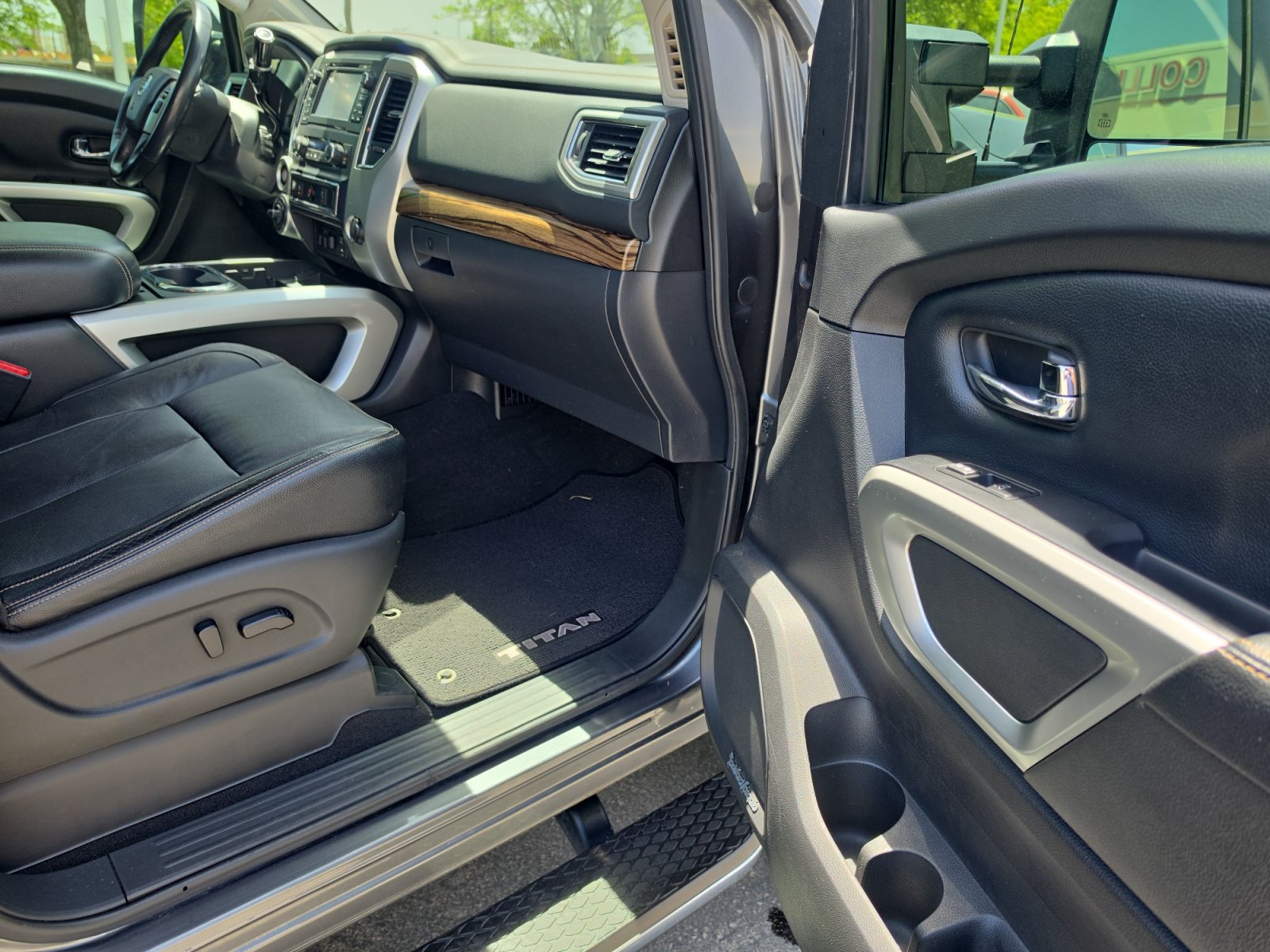 Used 2016 Nissan Titan SL AWD/4WD image 27