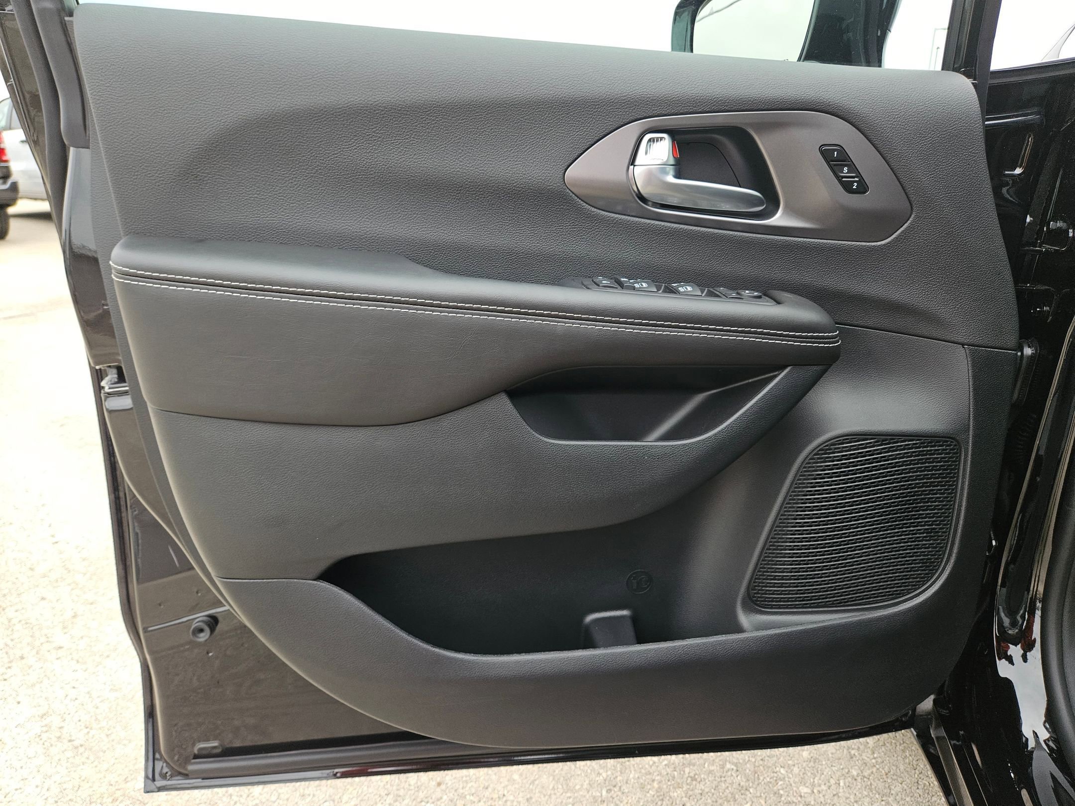 New 2026 Chrysler Pacifica Select image 11