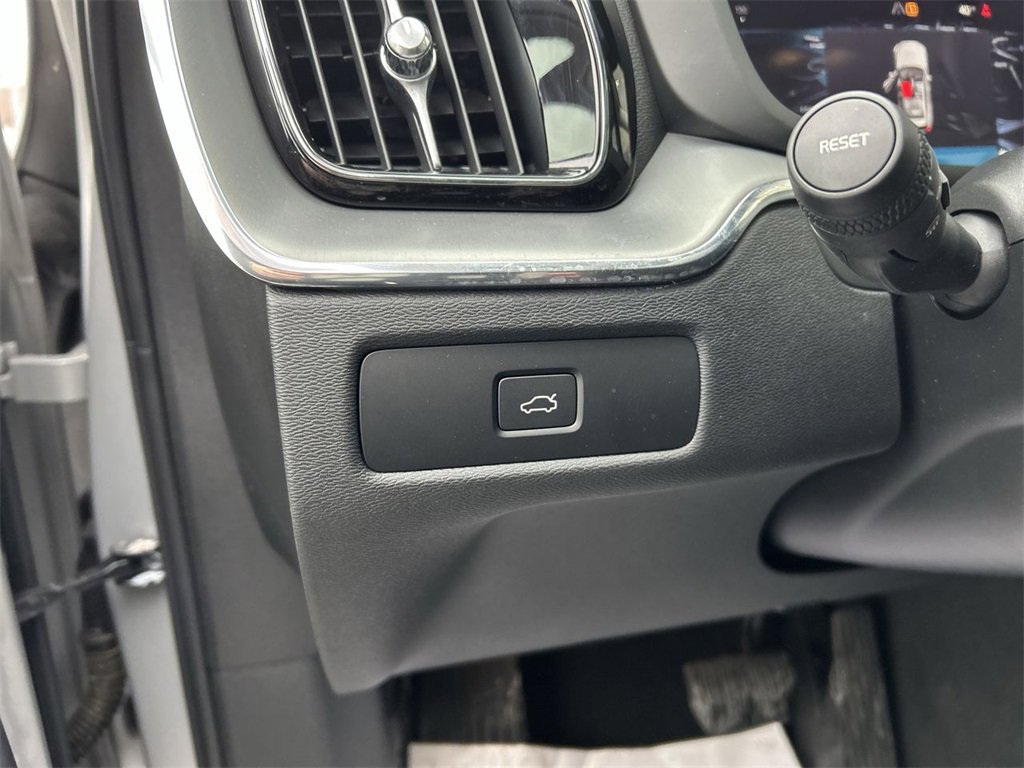 Certified 2023 Volvo XC60 B5 Core w/ Climate Package image 17