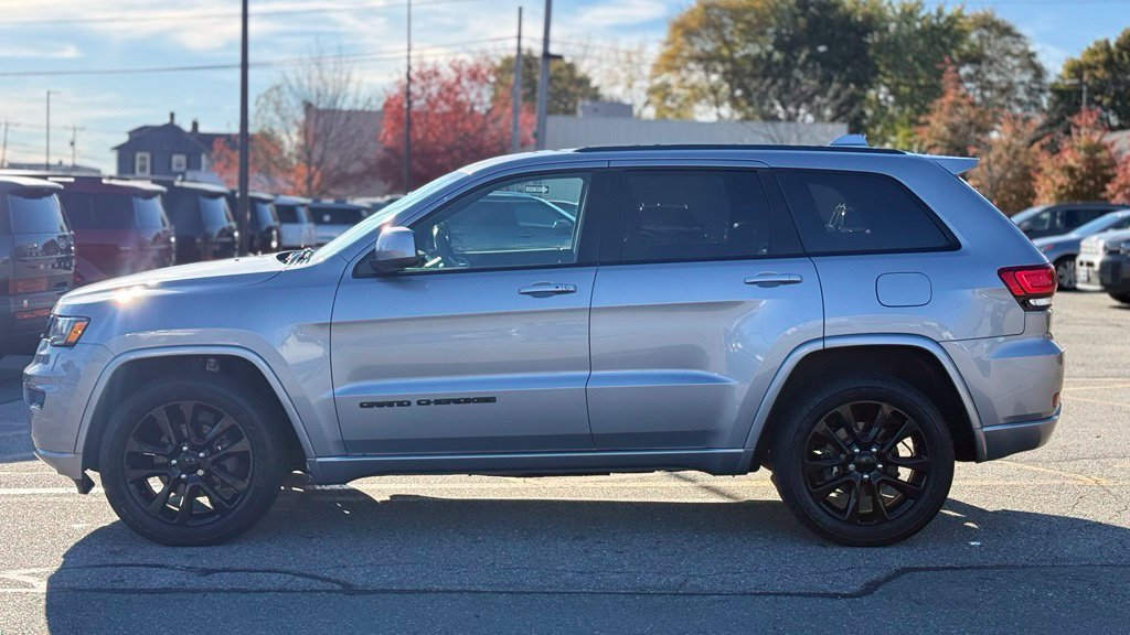 Used 2019 Jeep Grand Cherokee Altitude AWD/4WD image 3