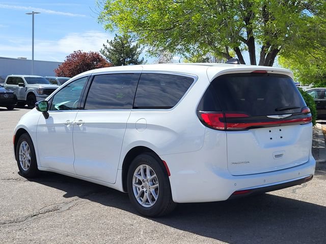 Used 2024 Chrysler Pacifica Touring-L image 3