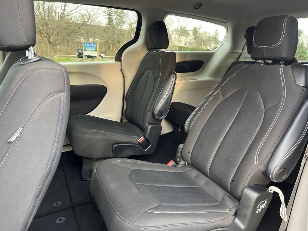 Used 2023 Chrysler Voyager LX image 29