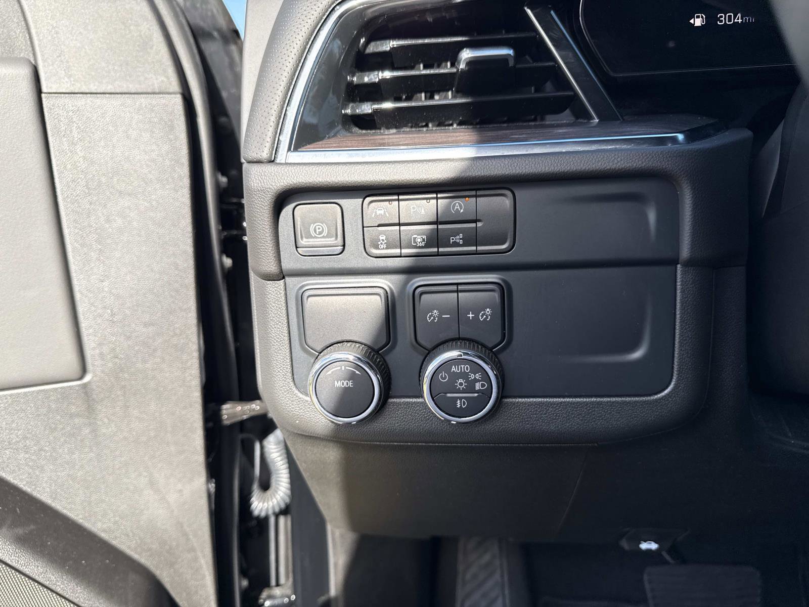 Used 2025 Chevrolet Suburban Premier image 32