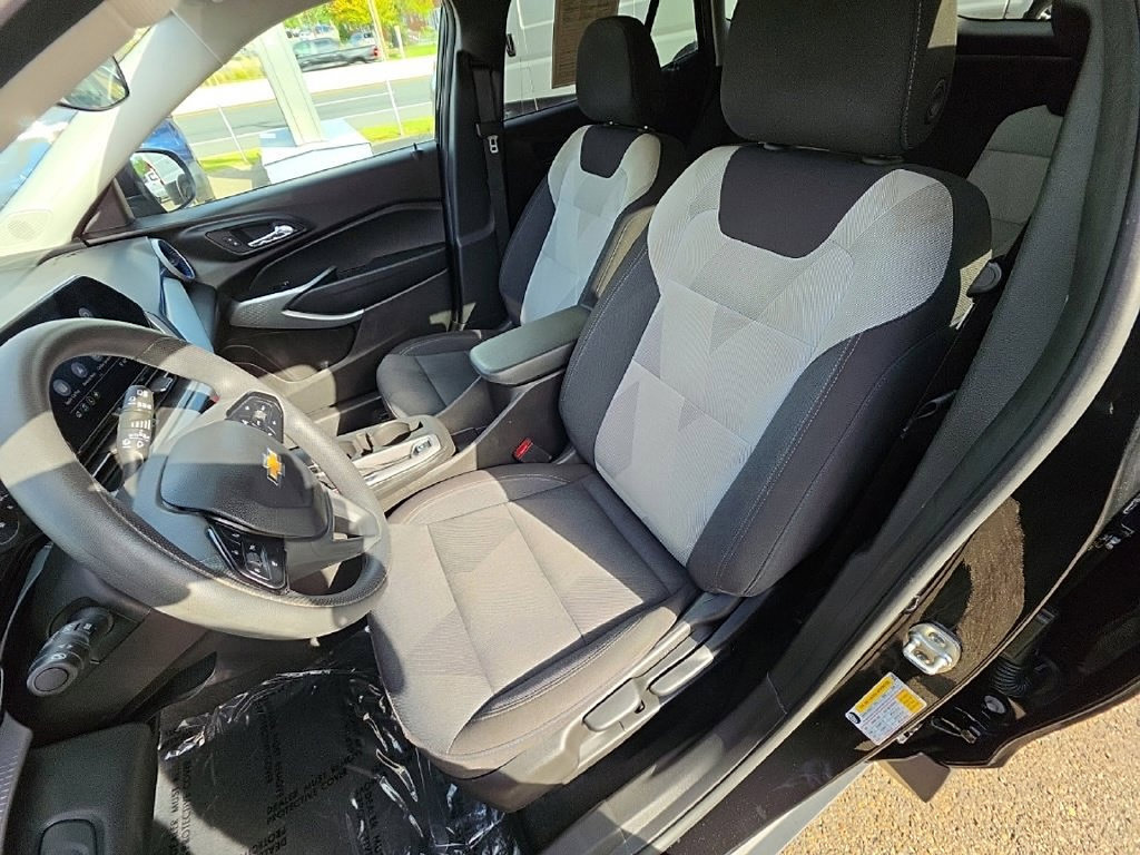 Used 2025 Chevrolet Trax LS w/ LS Convenience Package FWD image 21