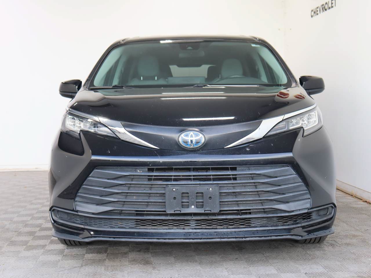 Used 2023 Toyota Sienna LE FWD image 2