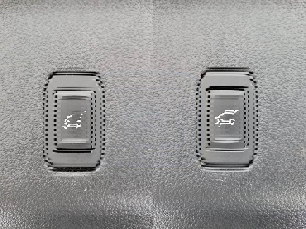 Used 2024 GMC Yukon SLT w/ SLT Luxury Package image 10