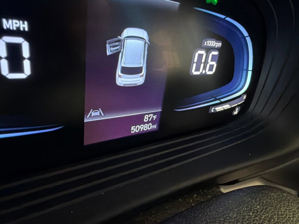 Used 2024 Hyundai Venue SEL FWD image 3
