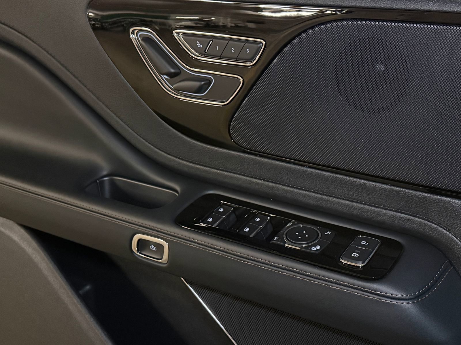 New 2026 Lincoln Aviator AWD image 33