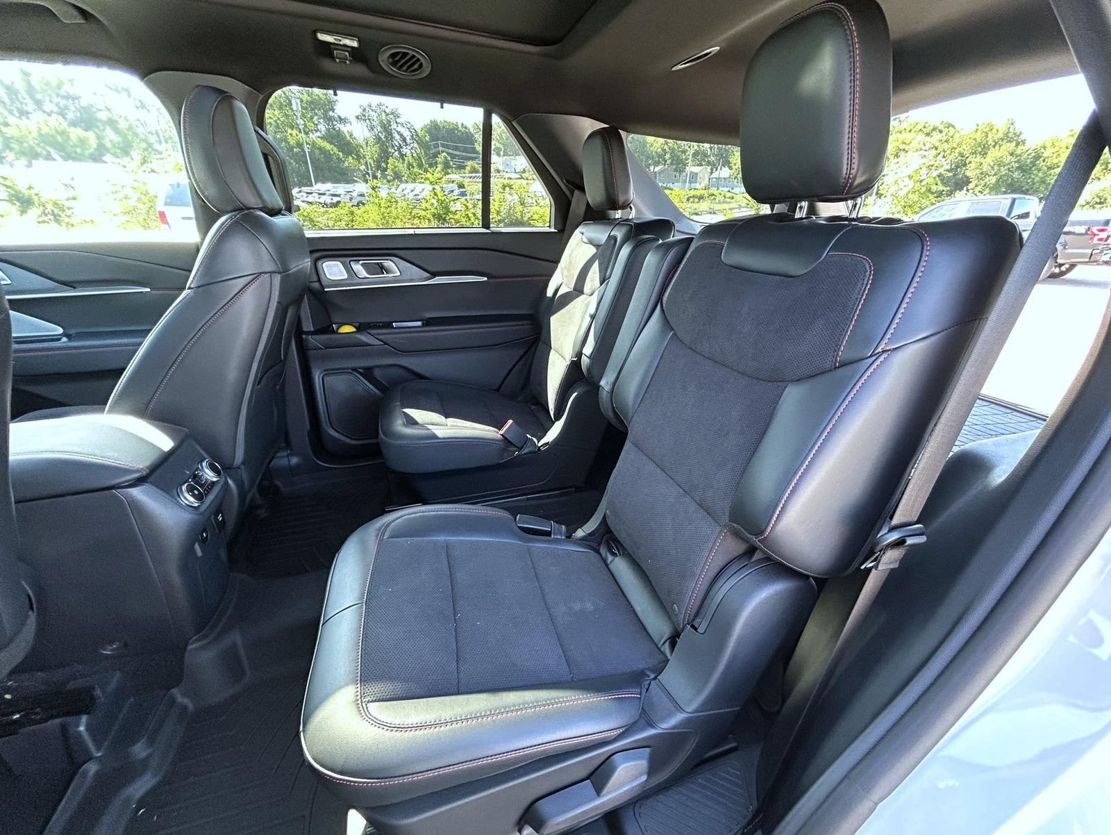Used 2025 Ford Explorer ST AWD/4WD image 19
