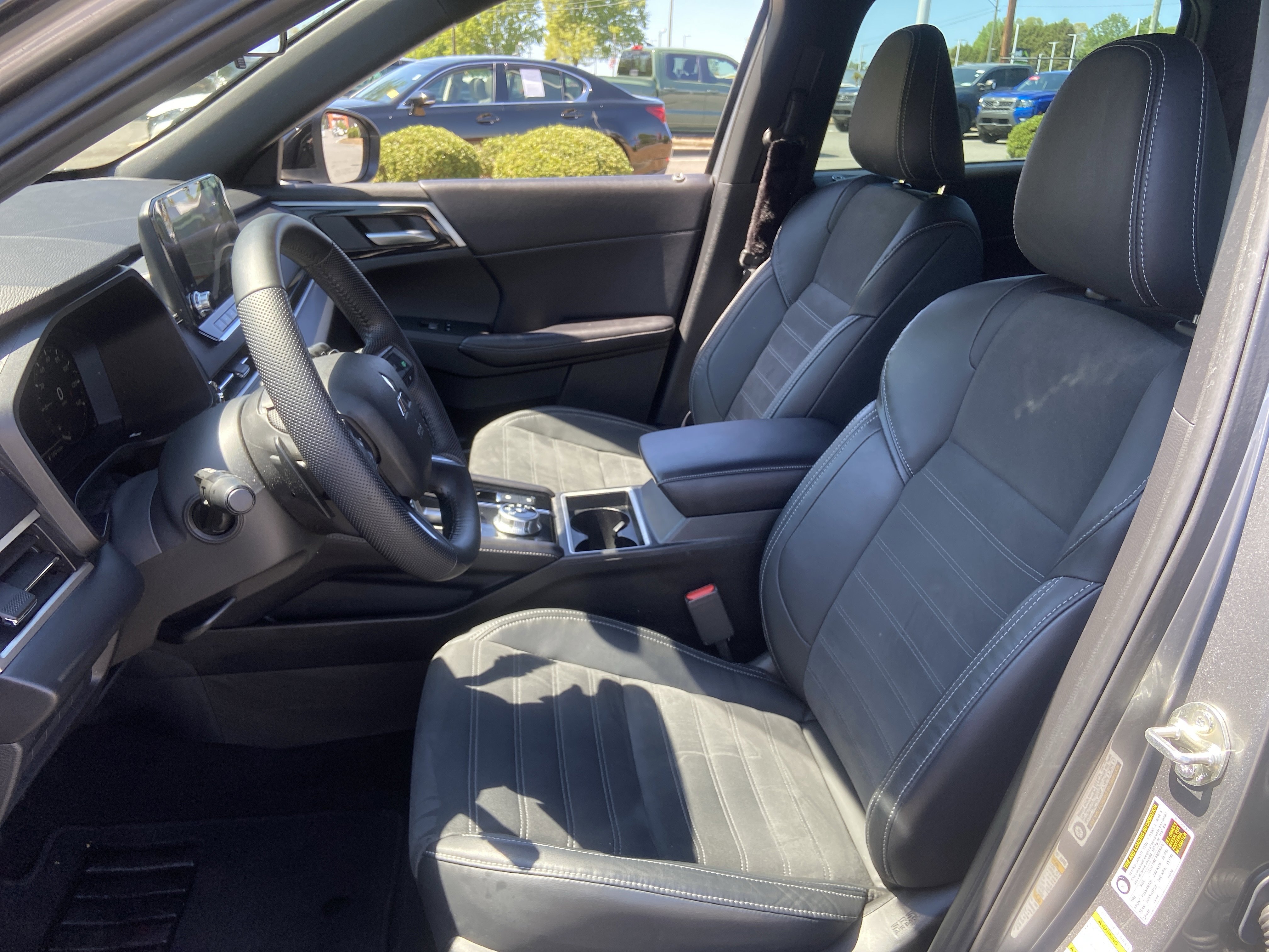 Used 2023 Mitsubishi Outlander SE Black Edition image 11