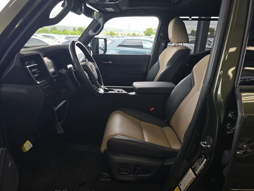 Used 2024 Lexus GX 550 AWD/4WD image 2