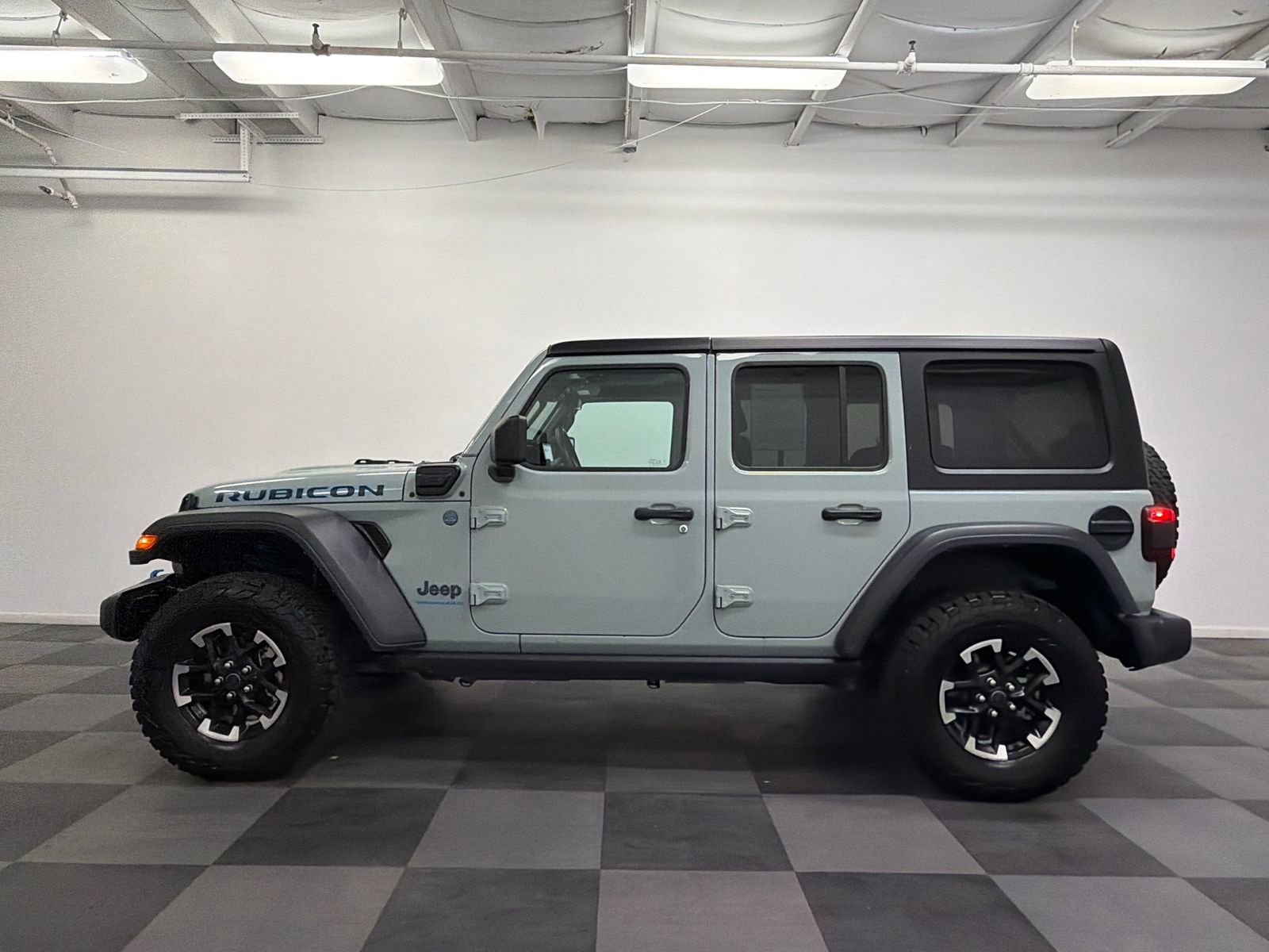 Used 2024 Jeep Wrangler Unlimited Rubicon 4xe AWD/4WD image 4