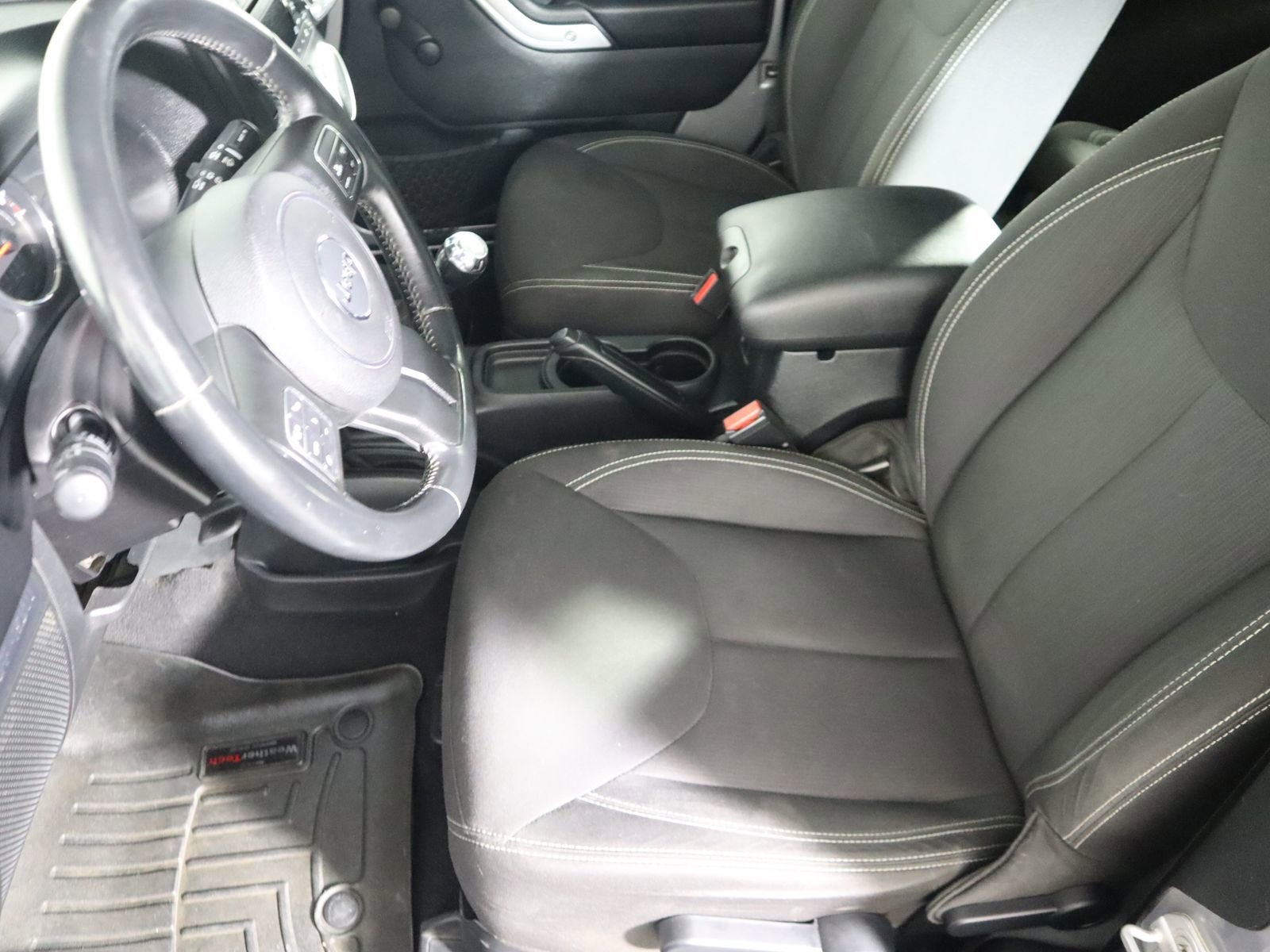 Used 2015 Jeep Wrangler Rubicon w/ Connectivity Group AWD/4WD image 23