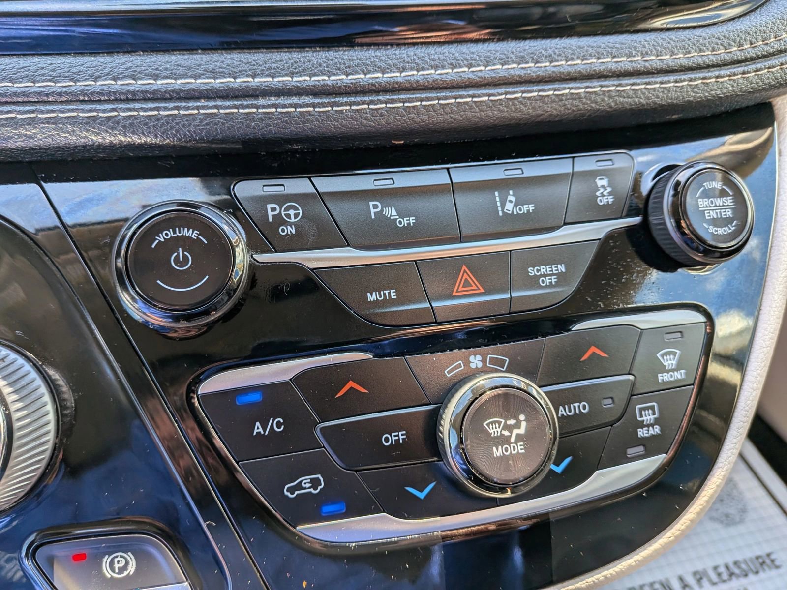 Used 2022 Chrysler Pacifica Touring-L w/ Uconnect Theater Family Group FWD image 73