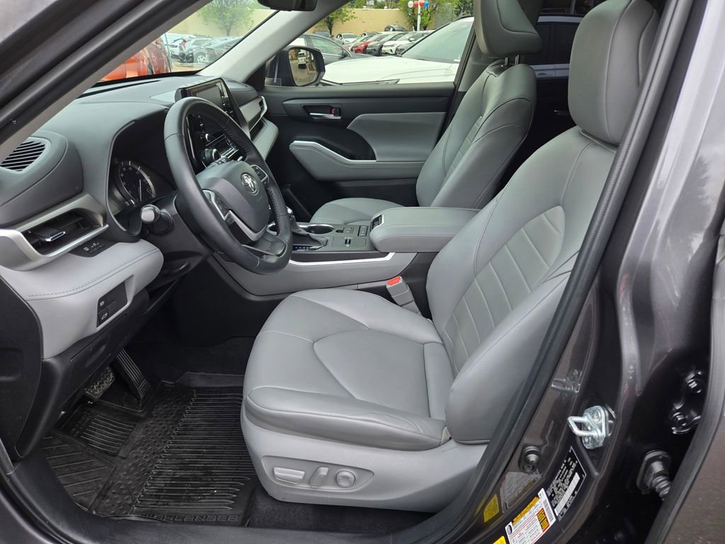 Used 2022 Toyota Highlander XLE FWD image 19