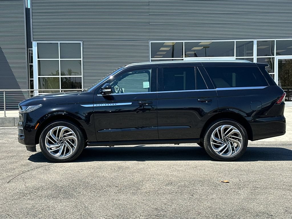 Certified 2025 Lincoln Navigator Reserve AWD/4WD image 6