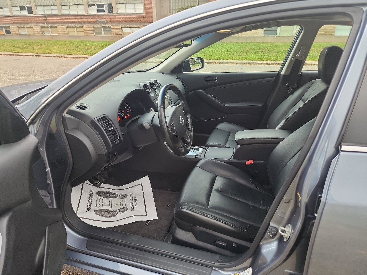 Used 2011 Nissan Altima 3.5 SR w/ 3.5SR Premium Pkg image 9